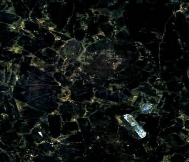 "Граніт Лабрадорит" - колір чорний з зеленою слюдою.